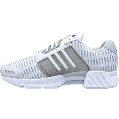کتونی کژوال آدیداس Climacool 1 مدل JR6385 ترکیبی از طراحی رانینگ دهه ۲۰۰۰ و استایل خیابانی امروز است؛ مدلی که با رویه مش باز، ساختار تکنیکال و فرم متفاوت خود در همان نگاه اول نشان می‌دهد از نسل کتونی‌های ساده و مینیمال نیست. Climacool 1 برای کسانی جذاب است که در کنار راحتی و تنفس‌پذیری، به دنبال یک کتونی با شخصیت Retro Running و حال‌وهوای Y2K هستند. نسخه JR6385 با رنگ سفید عرضه شده و استفاده از جزئیات TPU در کنار ساختار مش باعث شده لایه‌های مختلف طراحی آن به‌خوبی دیده شوند. نتیجه کتونی‌ای است که می‌توانید برای پیاده‌روی، استفاده روزانه، دانشگاه، سفر یا تکمیل یک استایل اسپرت و کژوال از آن استفاده کنید. ## کتونی کژوال آدیداس Climacool 1؛ طراحی رانینگ برای خیابان Climacool 1 یکی از مدل‌هایی است که مرز میان گذشته ورزشی آدیداس و استایل امروزی را به‌خوبی نشان می‌دهد. طراحی این خانواده از کفش‌های رانینگ تکنیکال اوایل دهه ۲۰۰۰ می‌آید؛ دورانی که استفاده گسترده از مش، ساختارهای پلاستیکی روی رویه و فرم‌های پیچیده‌تر به امضای کفش‌های عملکردی تبدیل شده بود. نسخه امروزی Adidas Climacool 1 مدل JR6385 همین زبان طراحی را حفظ کرده، اما بیشتر به‌عنوان یک کتونی adidas Originals برای استفاده روزمره شناخته می‌شود. به همین دلیل ظاهر کفش ممکن است کاملاً رانینگ به نظر برسد، اما اگر هدفتان تمرین تخصصی دویدن، ماراتن یا تمرین سرعتی است، بهتر است سراغ خانواده‌های عملکردی Running آدیداس بروید. نقطه قوت Climacool 1 در ترکیب راحتی، تهویه و استایل قرار دارد. ## رویه مش Adidas Climacool 1 مدل JR6385 یکی از اصلی‌ترین ویژگی‌های کتونی کژوال آدیداس Climacool 1 رویه مش سبک آن است. ساختار مش باعث می‌شود جریان هوا بهتر در اطراف پا برقرار شود و کفش در استفاده طولانی‌مدت حس بسته و سنگینی نداشته باشد. روی این ساختار مش، جزئیات TPU قرار گرفته‌اند. این قسمت‌ها علاوه بر ایجاد ظاهر تکنیکال معروف Climacool، به ساختاردهی رویه کمک می‌کنند. ترکیب Textile و Synthetic در رویه باعث شده طراحی کفش چندلایه باشد؛ یعنی برخلاف کتونی‌هایی که یک سطح ساده و یکدست دارند، در Climacool 1 بخش‌های مختلف رویه با فرم و عملکرد متفاوت کنار یکدیگر قرار گرفته‌اند. این دقیقاً همان چیزی است که به JR6385 شخصیت Retro Runner می‌دهد. ## تنفس‌پذیری؛ بخش اصلی شخصیت Climacool حتی نام Climacool نشان می‌دهد که جریان هوا چه جایگاهی در فلسفه این خانواده دارد. در JR6385 نیز رویه مش سبک یکی از اصلی‌ترین عناصر طراحی است. در روزهای گرم یا زمانی که قرار است ساعت‌های زیادی کفش به پا داشته باشید، این ساختار باز اهمیت بیشتری پیدا می‌کند. جریان بهتر هوا می‌تواند به ایجاد فضای مطبوع‌تر در اطراف پا کمک کند و همین موضوع Climacool 1 را برای استفاده روزمره و پیاده‌روی جذاب می‌کند. این ویژگی صرفاً یک نکته فنی پنهان نیست؛ ظاهر کفش نیز مستقیماً از همین فلسفه شکل گرفته است. شبکه مش، ساختار TPU و لایه‌های مختلف رویه همگی بخشی از همان زبان طراحی Climacool هستند. ## لایه میانی Adidas Climacool 1 در قسمت زیر پا، Climacool 1 از یک لایه میانی کوشن‌دار استفاده می‌کند که برای ایجاد احساس نرم‌تر و راحت‌تر هنگام راه‌رفتن طراحی شده است. این قسمت با ماهیت Lifestyle مدل هماهنگ است. هدف JR6385 ارائه ساختار فوق‌سبک یک کفش مسابقه‌ای مدرن نیست؛ بلکه راحتی در استفاده روزانه اهمیت بیشتری دارد. هنگامی که چند ساعت در شهر راه می‌روید، در دانشگاه هستید یا در طول سفر مدت زیادی کفش به پا دارید، وجود کوشنینگ مناسب زیر پا می‌تواند تفاوت محسوسی در تجربه استفاده ایجاد کند. فرم لایه میانی همچنین بخش مهمی از ظاهر Climacool 1 است و در کنار رویه مش، همان شخصیت رانینگ دهه ۲۰۰۰ را تکمیل می‌کند. ## کفی سوراخ‌دار و فضای داخلی Climacool 1 یکی از جزئیات جالب Adidas Climacool 1 مدل JR6385، کفی داخلی سوراخ‌دار آن است. این طراحی با فلسفه کلی تهویه در خانواده Climacool هماهنگی دارد و اجازه می‌دهد ساختار داخلی کفش نیز با ایده جریان هوا همراه باشد. در قسمت یقه نیز از پدگذاری استفاده شده است. این قسمت نرم‌تر اطراف مچ قرار می‌گیرد و به ایجاد فیت راحت‌تر و مطمئن‌تر کمک می‌کند. سیستم بسته‌شدن کفش بندی است؛ بنابراین می‌توانید میزان فیت روی پا را متناسب با فرم پای خود تنظیم کنید. ترکیب رویه مش، کفی سوراخ‌دار و یقه پددار نشان می‌دهد که راحتی در Climacool 1 فقط به نرمی زیر پا محدود نشده و قسمت‌های مختلف کفش برای ایجاد تجربه مناسب‌تر در استفاده روزانه کنار یکدیگر قرار گرفته‌اند. ## زیره لاستیکی؛ چسبندگی برای استفاده روزمره در قسمت خارجی زیره کتونی کژوال آدیداس Climacool 1 از لاستیک استفاده شده است. این بخش با سطح زمین تماس مستقیم دارد و برای ایجاد چسبندگی مناسب هنگام راه‌رفتن طراحی شده است. ترکیب لایه میانی کوشن‌دار و زیره لاستیکی، ساختار پایین کفش را برای کاربرد روزمره کامل می‌کند. قسمت میانی روی راحتی زیر پا تمرکز دارد و زیره خارجی وظیفه تماس و اصطکاک با سطح را بر عهده می‌گیرد. بنابراین JR6385 برای پیاده‌روی و فعالیت‌های شهری ساختار مناسبی دارد، اما نباید زیره آن را با یک کفش تخصصی تریل یا مدل مسابقه‌ای رانینگ مقایسه کرد. ## آیا Adidas Climacool 1 JR6385 کفش رانینگ است؟ Climacool 1 از نظر ظاهری کاملاً DNA رانینگ دارد و ریشه طراحی آن نیز به کفش‌های عملکردی آدیداس در دهه ۲۰۰۰ برمی‌گردد. بااین‌حال نسخه امروزی JR6385 به‌عنوان adidas Originals عرضه می‌شود و ماهیت Lifestyle آن پررنگ‌تر است. بنابراین برای استفاده امروزی، «کتونی کژوال با طراحی Retro Running» توصیف دقیق‌تری برای این مدل است. اگر برای دویدن منظم و تمرین تخصصی کفش می‌خواهید، مدل‌هایی از خانواده Adizero، Supernova و Pureboost برای مقایسه مناسب‌تر هستند. اما اگر ظاهر یک کفش رانینگ قدیمی را دوست دارید و در عین حال می‌خواهید کتونی را برای پیاده‌روی، استفاده روزمره و استایل بپوشید، Climacool 1 دقیقاً برای همین فضا جذاب است. ## استایل Adidas Climacool 1 مدل JR6385 نسخه JR6385 با رنگ سفید عرضه شده است و همین رنگ باعث می‌شود ساختار پیچیده رویه بهتر دیده شود. مش، جزئیات TPU و خطوط مختلف طراحی در یک ترکیب روشن کنار یکدیگر قرار گرفته‌اند و ظاهر تکنیکال کفش را برجسته می‌کنند. فرم Climacool 1 به‌خصوص با استایل‌های Y2K و Retro Running هماهنگ است. شلوارهای بگ، کارگو، جین‌های آزاد و ست‌های اسپرت می‌توانند ترکیب مناسبی با این مدل ایجاد کنند. در عین حال رنگ روشن JR6385 باعث می‌شود برای استایل‌های ساده‌تر نیز قابل استفاده باشد. یعنی برای دیده‌شدن کفش الزاماً نیازی به یک استایل شلوغ ندارید؛ ساختار خاص Climacool 1 به‌اندازه کافی شخصیت دارد. ## کتونی کژوال آدیداس Climacool 1 مناسب چه کسانی است؟ اگر اولویت شما یک کتونی تنفس‌پذیر برای استفاده روزانه است و در عین حال به طراحی‌های متفاوت آدیداس Originals علاقه دارید، Climacool 1 مدل JR6385 ارزش توجه دارد. این مدل می‌تواند برای پیاده‌روی، دانشگاه، سفر، خرید و فعالیت‌های معمول روزانه استفاده شود. ساختار مش آن نیز برای کسانی که در کتونی‌های بسته سریع‌تر احساس گرما می‌کنند، ویژگی جذابی محسوب می‌شود. از نظر استایل هم JR6385 بیشتر مناسب افرادی است که طراحی Retro Runner، کتونی‌های Y2K و مدل‌های تکنیکال را به کتونی‌های کلاسیک و ساده ترجیح می‌دهند. ## خرید کتونی کژوال آدیداس Climacool 1 مدل JR6385 از وینار کتونی کژوال آدیداس Climacool 1 مدل JR6385 گذشته ورزشی آدیداس را به استایل خیابانی امروز متصل می‌کند. رویه مش سبک، جزئیات TPU، یقه پددار، کفی داخلی سوراخ‌دار، لایه میانی کوشن‌دار و زیره لاستیکی در کنار یکدیگر مدلی ساخته‌اند که تمرکز آن روی تنفس‌پذیری، راحتی و ظاهر متفاوت است. در فروشگاه وینار تلاش می‌کنیم کتونی‌های اورجینال را با اطلاعات دقیق و قابل بررسی معرفی کنیم تا علاوه بر ظاهر محصول، کاربرد واقعی آن را نیز بشناسید. Adidas Climacool 1 مدل JR6385 نیز با ضمانت اصالت کالا در وینار عرضه می‌شود تا بتوانید این مدل خاص از خانواده adidas Originals را با شناخت بیشتری برای پیاده‌روی، استفاده روزانه و استایل کژوال خود انتخاب کنید. اگر از طراحی کتونی‌های رانینگ دهه ۲۰۰۰ لذت می‌برید اما برای زندگی روزمره به دنبال یک مدل کژوال هستید، Climacool 1 JR6385 یکی از آن کتونی‌هایی است که بدون کنارگذاشتن ریشه ورزشی خود، به‌خوبی وارد استایل امروزی شده است.